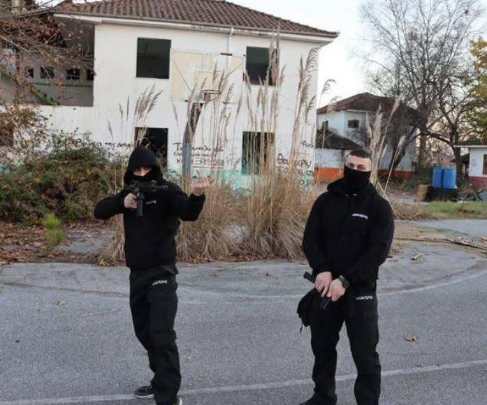 Cabe destacar que el balcón, de acuerdo con medios internacionales, no tenía barandal por lo que aparentemente, Tzane se confió demasiado y no pudo mantener el equilibrio.