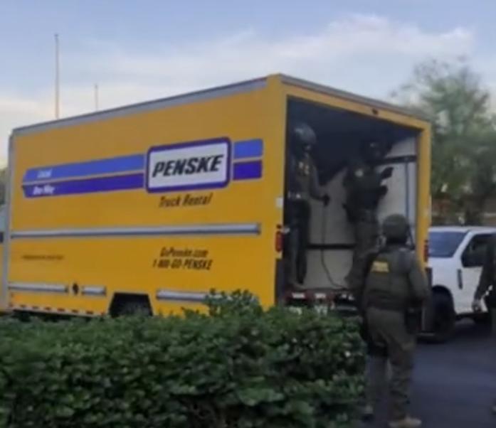 'Caballo de Troya': Agentes de ICE se esconden en camión para sorprender a migrantes