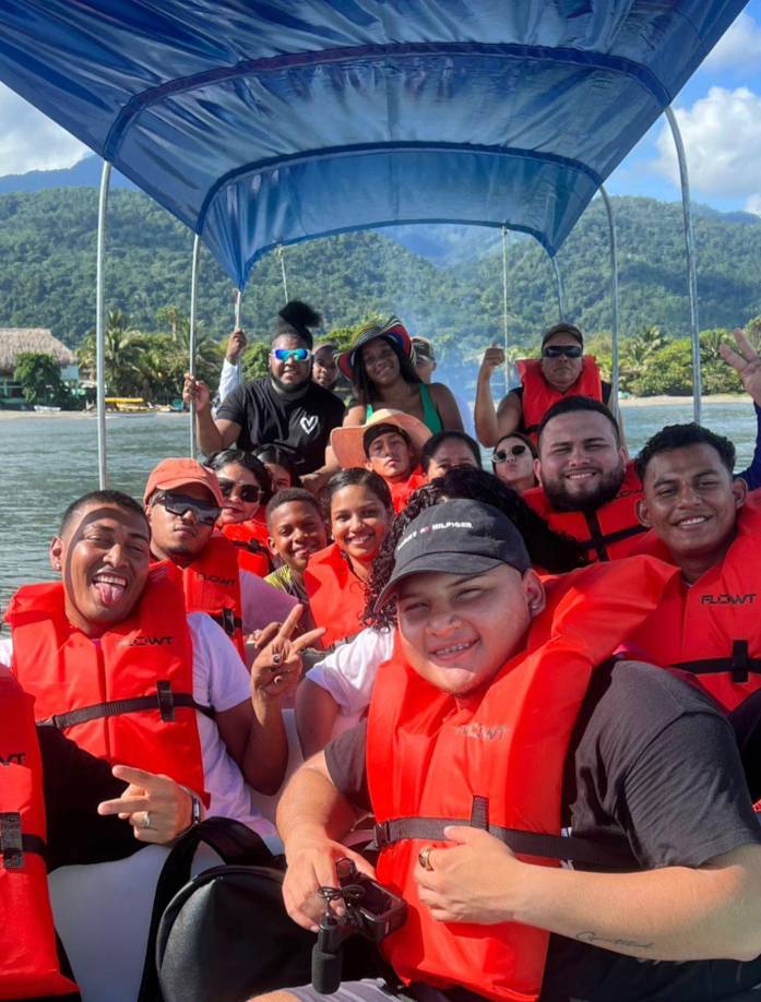 En el primer viaje a las paradisíacas islas hondureñas se vio acompañar a “La More” de los jóvenes conocidos en Tiktok como ser Supremo (Lester Cardona) , Alonso, Caracolito (Moisés Turcios), Yonuelito y “Mini Sech”.