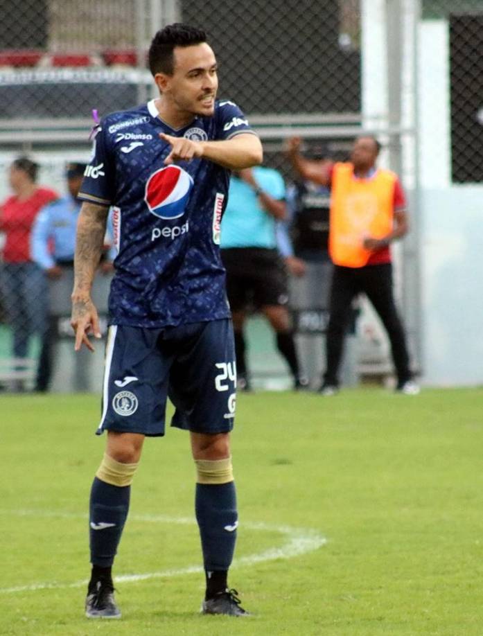 Santiago Montoya - El Motagua al parecer no rescindirá el contrato del centrocampista colombiano, pues el club no quiere pagarle el jugador ni la mitad de los siete meses restantes del vínculo, de acuerdo al Blog del Ciclón. ”Tuvimos varias charlas y no hay acuerdo. Tengo siete meses de contrato, Motagua no me quiere pagar ni la mitad, me dicen que ese dinero nunca me lo van a dar”, contó.