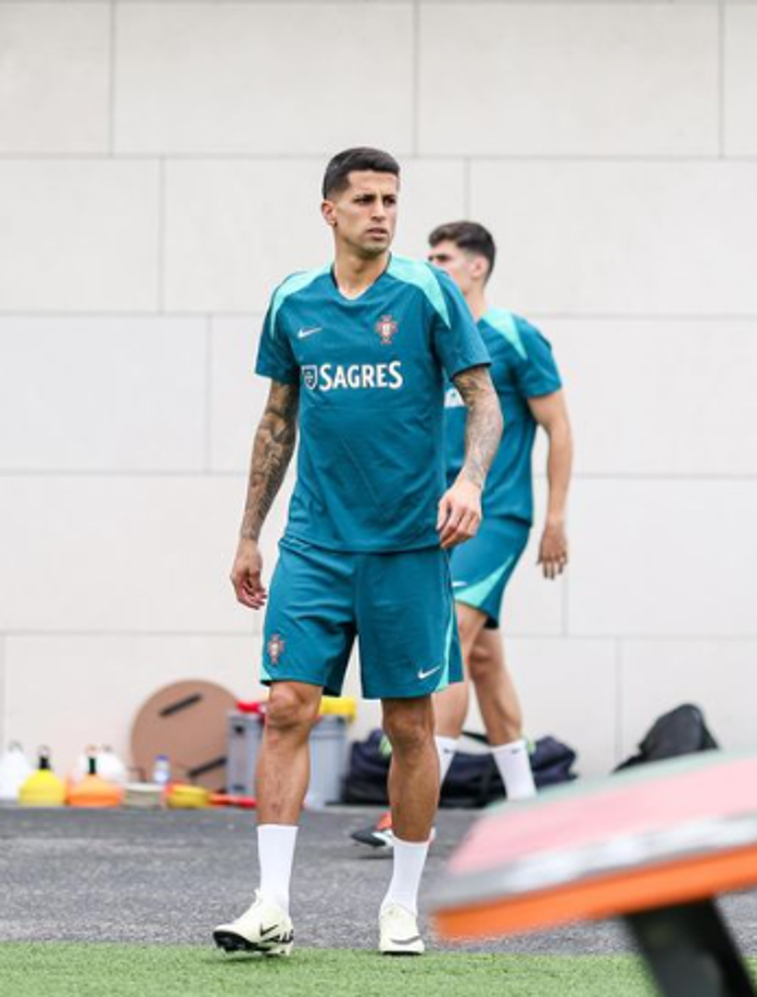 Según La Estampa, el agente de Joao Cancelo lo ha ofrecido a la Juventus e Inter de Milán. El lateral portugués, que jugó cedido en el Barcelona, no entra en los planes del Manchester City y estaría por volver a Italia.