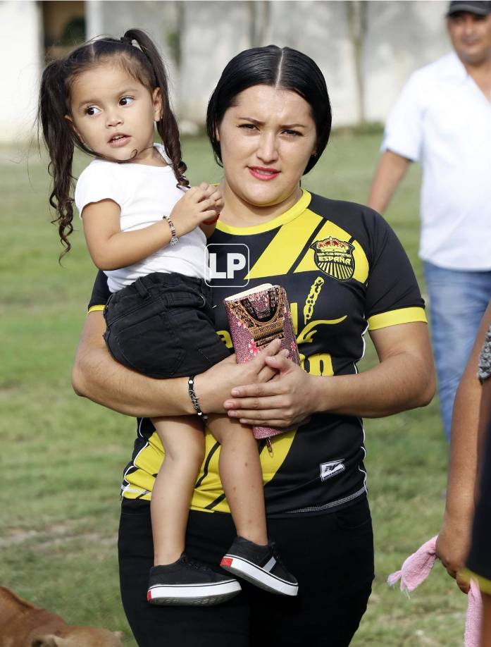 Madres hondureñas asistieron con sus retoños para apoyar al Real España en Choloma.