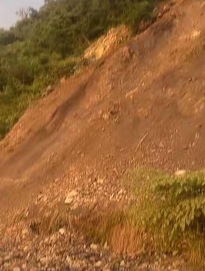 Cabe señalar que, este paso sigue altamente peligroso tras las lluvias registradas en los últimos días por el ingreso de un frente frío.