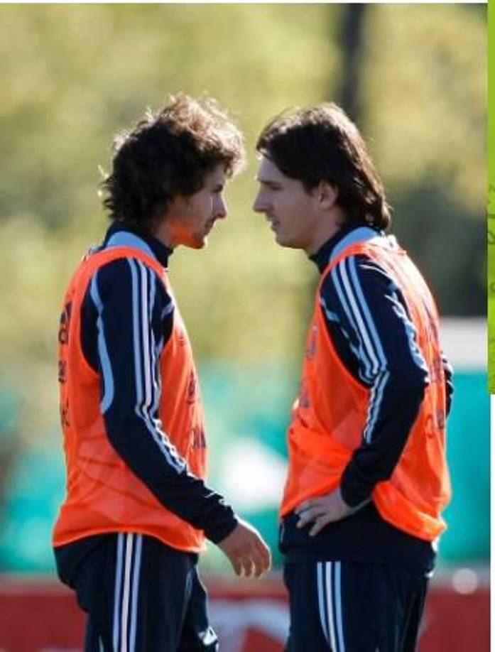 Messi como buen argentino nunca ocultó su admiración por Maradona, pero siempre ha dicho que su ídolo era Pablo Aimar, con quien llegó a ser compañero en la Selección.