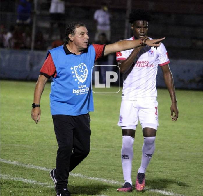 El técnico del Vida, Fernando Mira, dando indicaciones a sus jugadores.