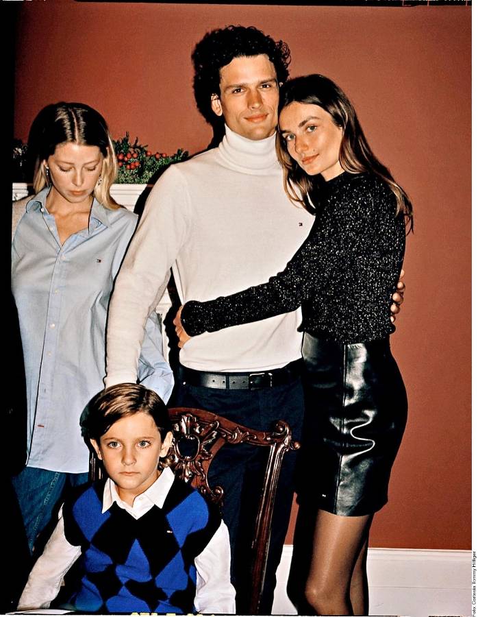 Tommy Hilfiger propone suéteres y camisas cuello de tortuga,.