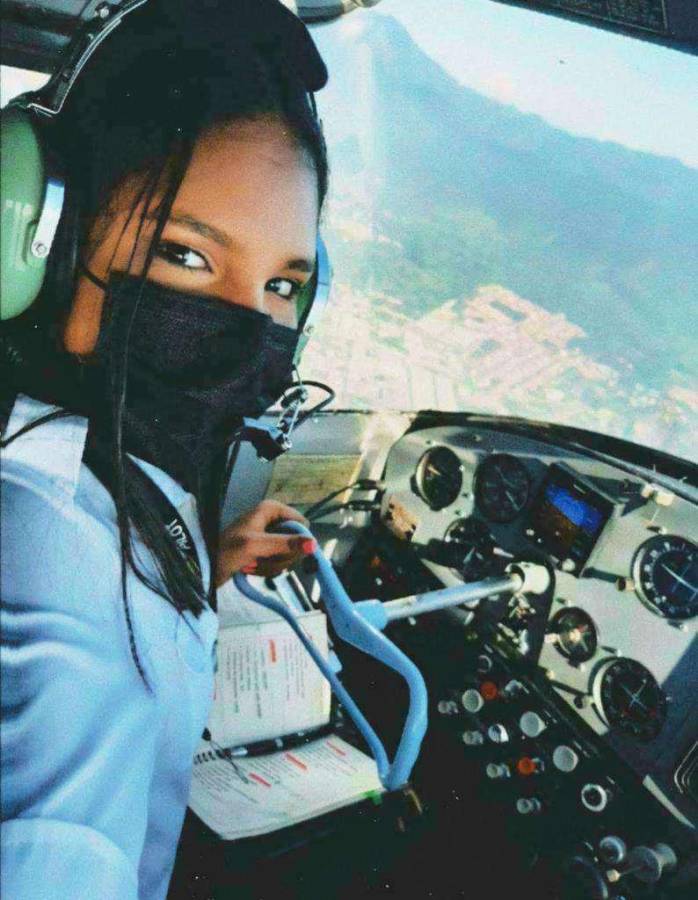 A sus 21 años es la piloto más joven y sueña con hacer vuelos internacionales
