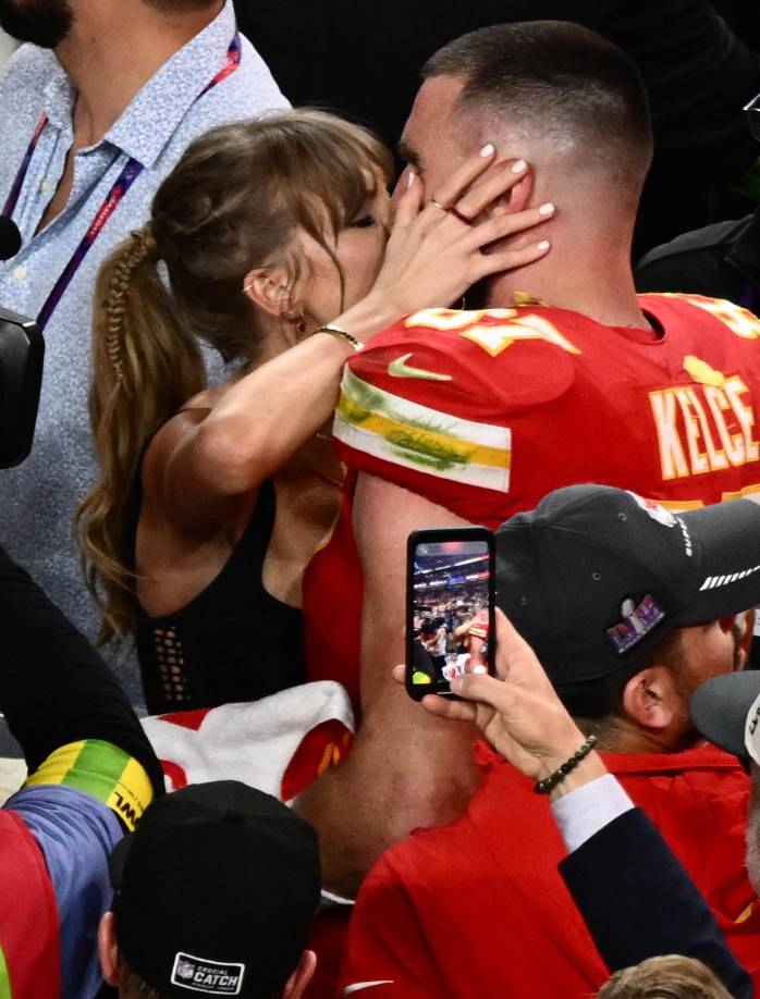 “Es algo hermoso, ¿no?” Kelce dijo sobre su historia de amor. “Y luego, con suerte, todos se darán cuenta de que solo somos dos personas en una relación que se apoyan mutuamente y se divierten, hombre. No es más que eso, por mucho que el mundo quiera pintar el cuadro y convertirnos en enemigos, nosotros simplemente nos divertimos con ello. Disfrutamos cada detalle. Y efectivamente, me encanta cuando Taylor viene a apoyarme y disfruta del juego con mi familia y amigos. No ha sido más que un año maravilloso, hombre”, dijo Travis. 