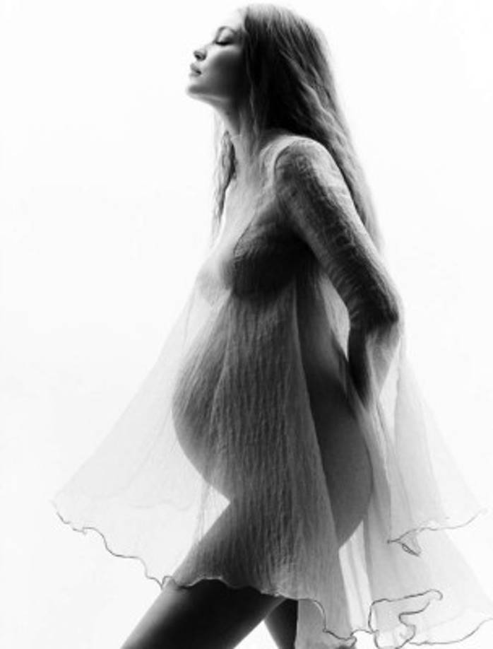 “Apreciando este momento. Aprecio todo el amor y los buenos deseos, nunca olvidaré la creación de estas imágenes especiales”, dijo la modelo de Vogue mientras agradecía a sus amigos fotógrafos, a la estilista Gabriella Karefa-Johnson y la maquilladora Erin Parsons, quienes trabajaron con ella para que luciera sensacional.