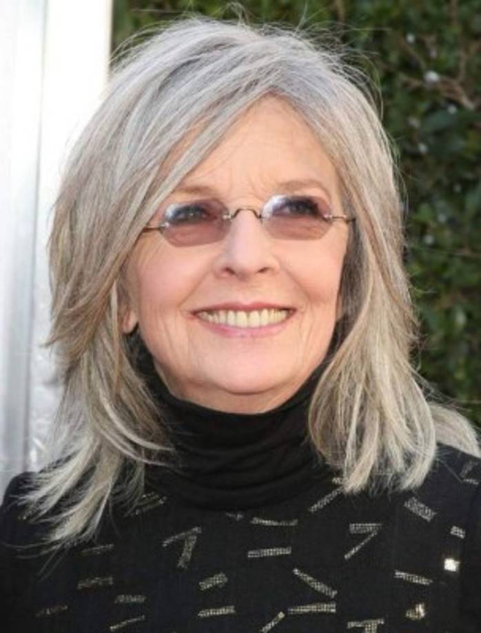 Diane Keaton<br/><br/>A la actriz ganadora del Oscar se le diagnosticó la forma más común de cáncer de piel, el carcinoma de células basales (BCC), a la temprana edad de 21 años. <br/><br/>Hace varios años, se le diagnosticó la segunda forma más común de la enfermedad, el carcinoma de células escamosas . Keaton alienta a sus fanáticos a practicar la protección solar adecuada y ha hablado abiertamente sobre la historia de su familia con la enfermedad (tanto a su padre como a su hermano se les han eliminado los BCC).<br/>