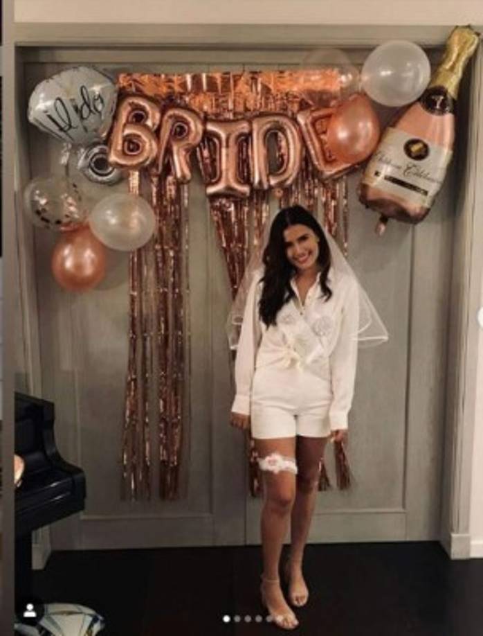 En las redes sociales de la joven artista cristiana ha compartido varias imágenes de las despedidas de solteras que le han realizado.