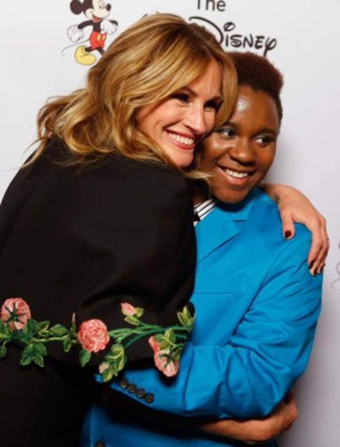 Julia Robets abraza a Miguel Johnson.