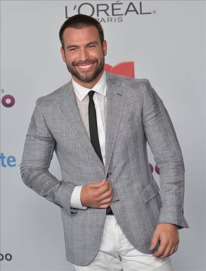 Debió ser de esa manera porque desde mediados de la sexta temporada -“El Señor de los cielos” terminó en la séptima- Amaya sucumbió a una crisis de adicción, que lo llevó a abandonar el trabajo. En la ficción fue puesto en coma hasta que murió.