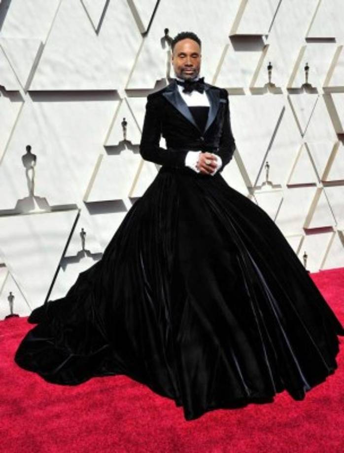 Billy Porter en un vestido acampanado en negro para los Óscar 2019.