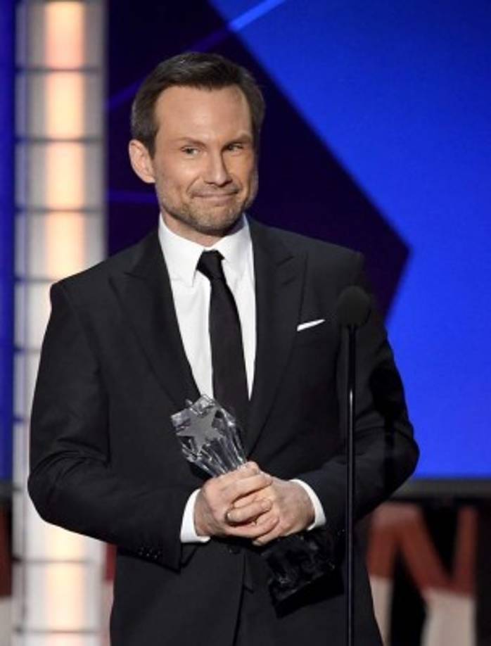 Christian Slater acepta su premio como mejor actor de reparto de la serie de drama 'Mr. Robot'