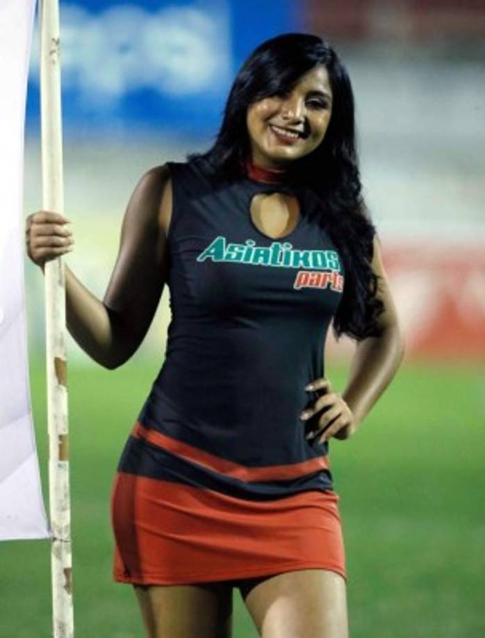 Otra guapa edecán que se paseó por la grama del estadio porteño.