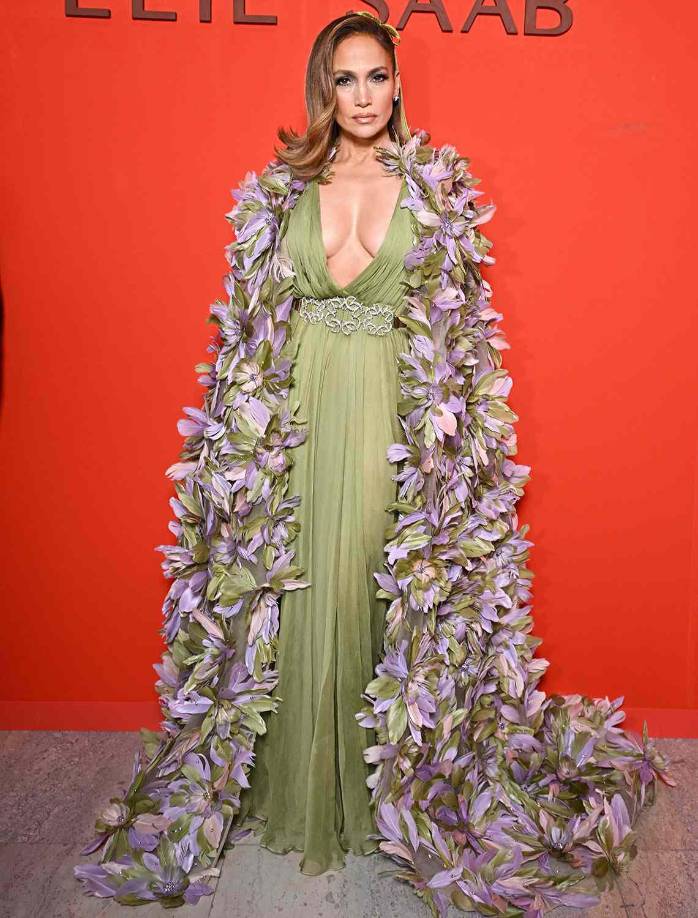 Jennifer López asistió al desfile de Alta Costura de Elie Saab el pasado 24 de enero con su nuevo corte bob corto y ondulado. El cabello de la cantante estaba dividido hacia un lado, con un lazo de terciopelo verde bosque colocado precisamente en la coronilla de su cabeza. La diva también deslumbró con su vestido de detalles florares de Elie Saab Haute Couture. 