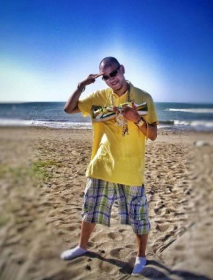 El hondureño compartió esta foto en mayo en su cuenta de Instagram de cuando era un juvencito y escribió: '¡La meta de la flaquencia!'<br/><br/>'Jajajajajaja #tbt de cuando era gancho de ropa. Grabando para un programa de @tvcentretenimiento hace unos cuantos años atrás. La idea es regresar al peso ganador con #actitud #remix #reggaeton #actitudremix #djsy #syrome. ¿Cuál es tu mejor recuerdo de esos tiempos?.