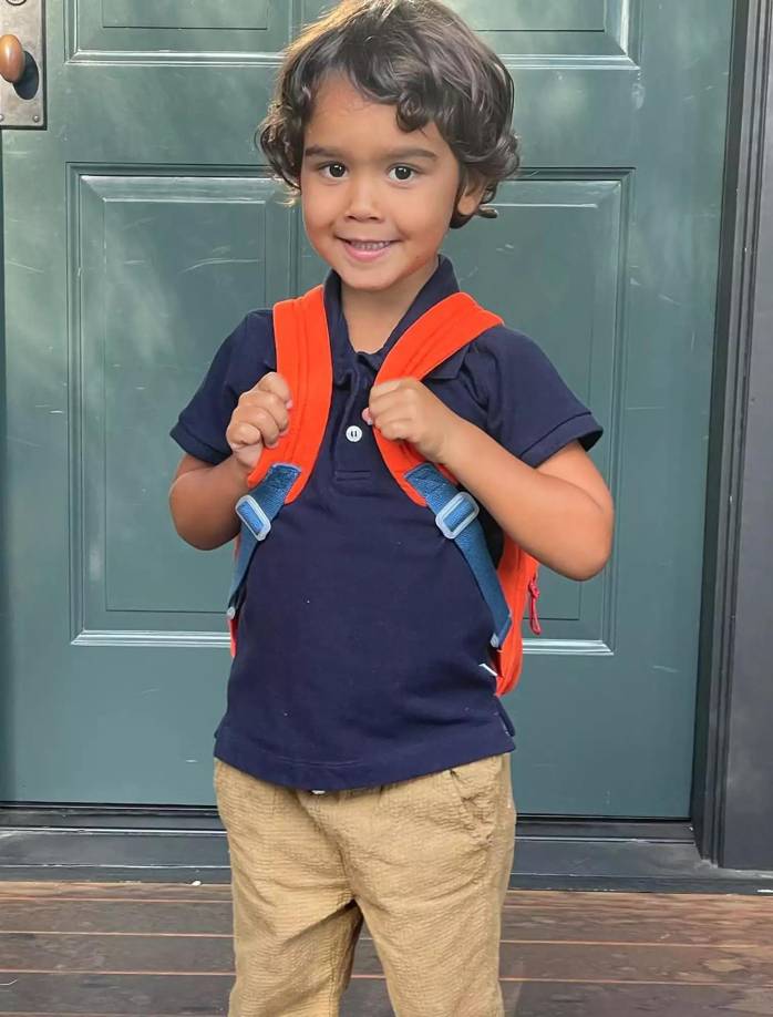 Hayes Alba Warren, 6 añosAlba y Warren dieron la bienvenida a su tercer hijo, Hayes Alba Warren, en la víspera de Año Nuevo de 2017. “Cash y yo nos sentimos muy bendecidos. Haven y Honor ya están obsesionados con su nuevo hermanito”, escribió Alba en Instagram para conmemorar la ocasión. Alba había anunciado la noticia de su embarazo con un Boomerang protagonizado por Honor y Haven.