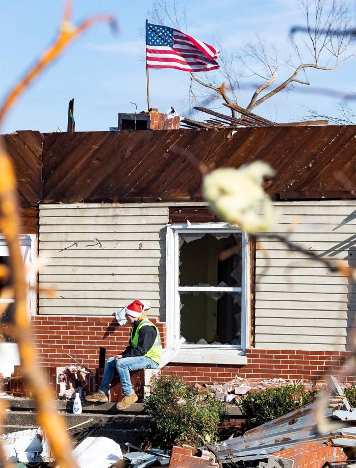 También continúa la búsqueda de supervivientes en un almacén del gigante del comercio electrónico Amazon en Edwardsville (illinois), donde se elevaron a seis las muertes a raíz de los destrozos ocasionados por la tormenta.
