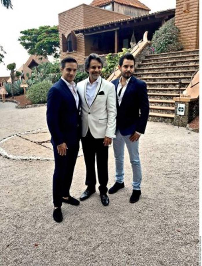 A la ceremonia de bodas, celebrada cerca del Parque Nacional El Tepozteco, acudieron Eugenio (centro), padre de Aislinn, Vadhir (izq.) y José Eduardo (der.) Dérbez, hermanos de la novia.