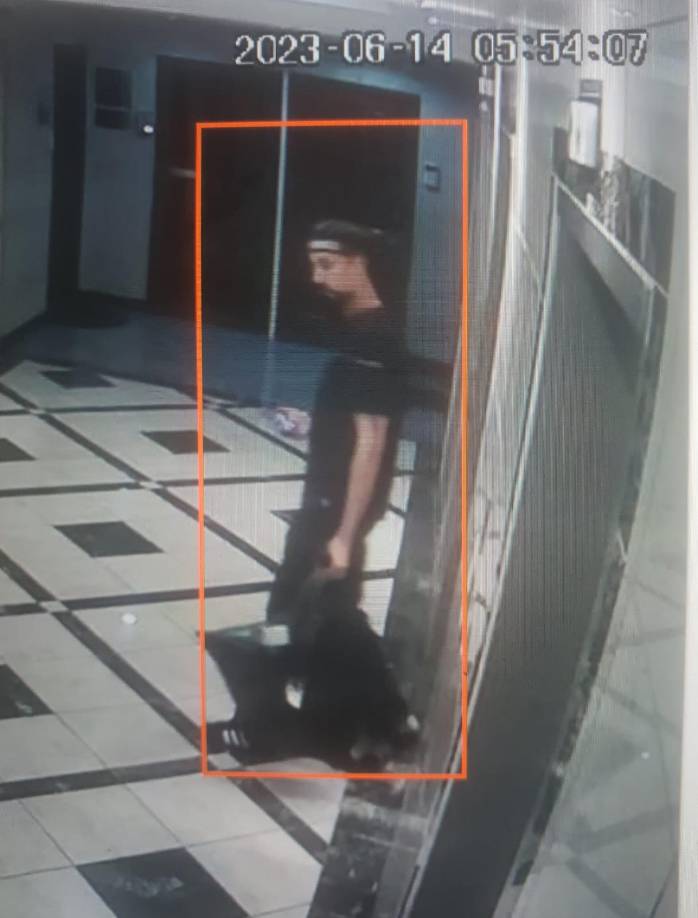 El doctor Kevin Malouf fue captado por las cámaras de seguridad llevando unas bolsas negras en las que el Ministerio Público cree sacó el cuerpo de la hondureña Floridalma Roque.