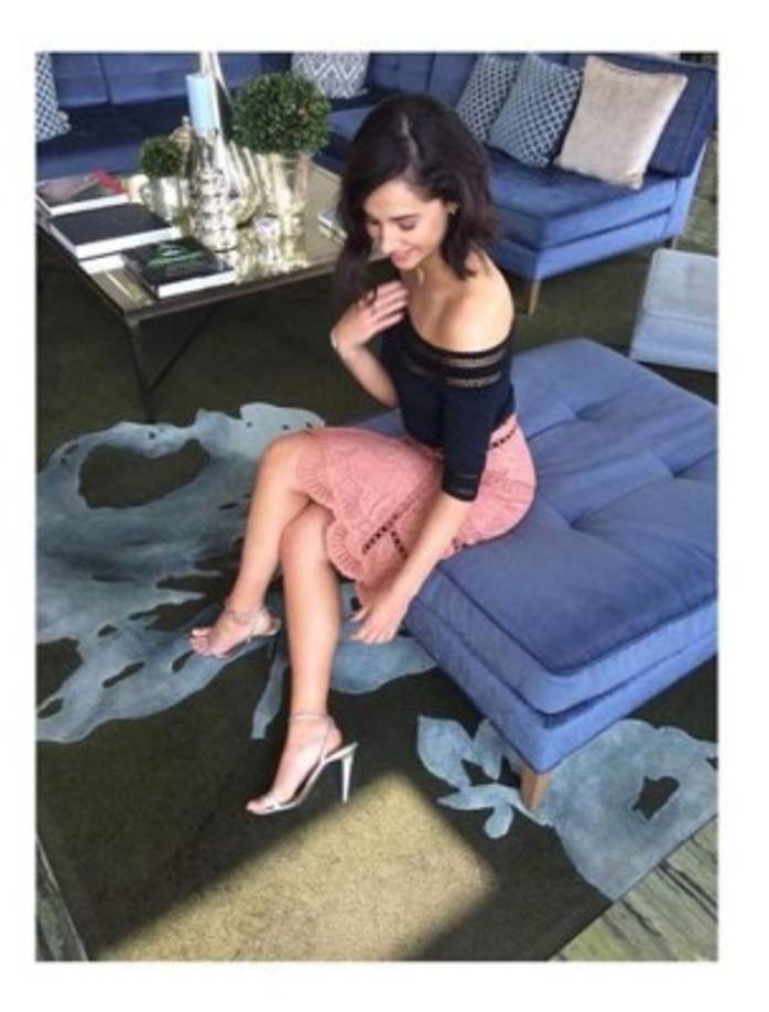 Por otra parte afirma, que una de las personas que le ayuda a mantener los pies en el suelo es su prima con quien viaja a todas partes.