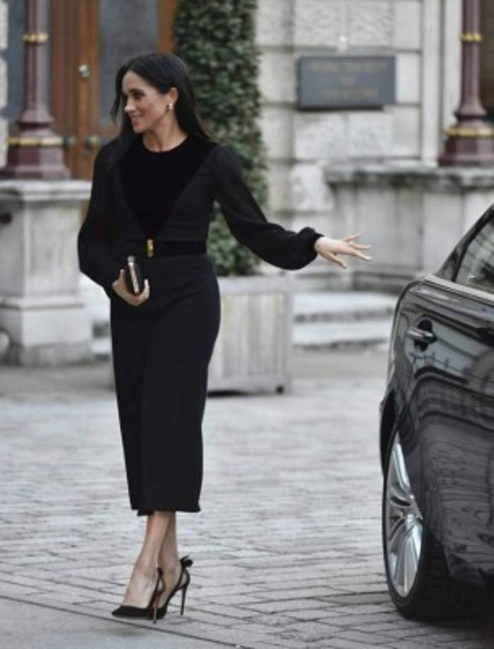La autonomía de Meghan también causó sorpresas.<br/><br/>Twitter se volvió loco por un video que muestra a Markle llegando a la Royal Academy de Londres y, al salir del auto, hizo lo que pocos royals han hecho antes: cerró ella misma la puerta sin dejar que lo hiciera uno de sus empleados.