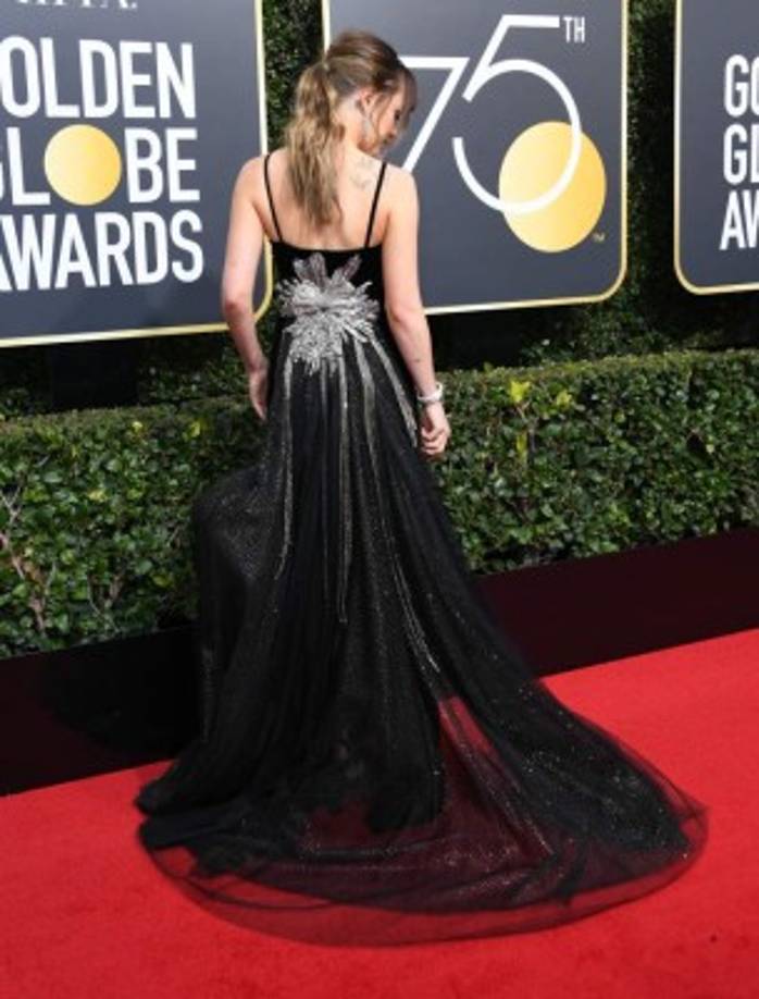 El vestido de Dakota fue decorado con cristales de Nirav Modi.