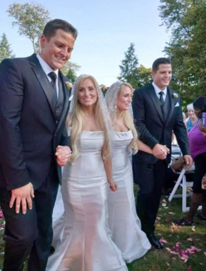 Para la ocasión, los vestidos de las novias eran exactamente el mismo diseño al igual que los trajes de los novios.