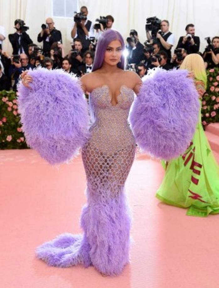 Sin duda, uno de los outfits más llamativos en su paso por la red carpet fue el Versace morado con el que se presentó en la MET Gala de 2019.