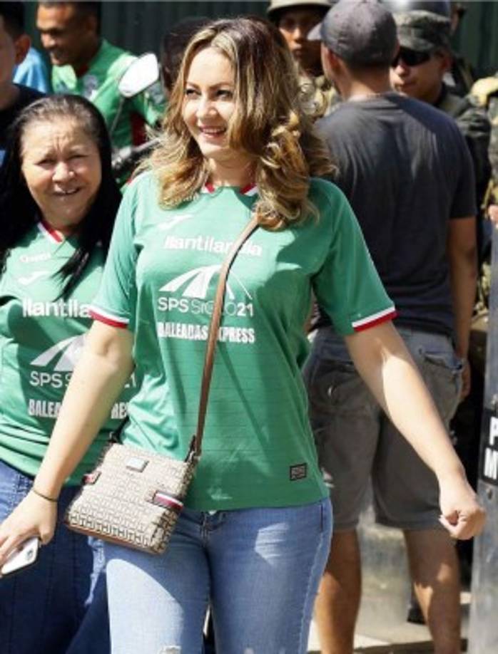 Una aficionada del Marathón llegando muy sonriente a apoyar a su equipo ante Olimpia.