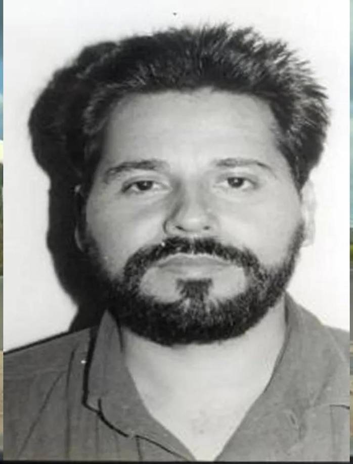 Ignacio Coronel, conocido como el Rey del Cristal murió en el 2010 y perteneció al cartel de Sinaloa. Lo peculiar de la tumba de Coronel es que al momento de que cualquier persona se acerca al lugar el volumen de la música cambia.