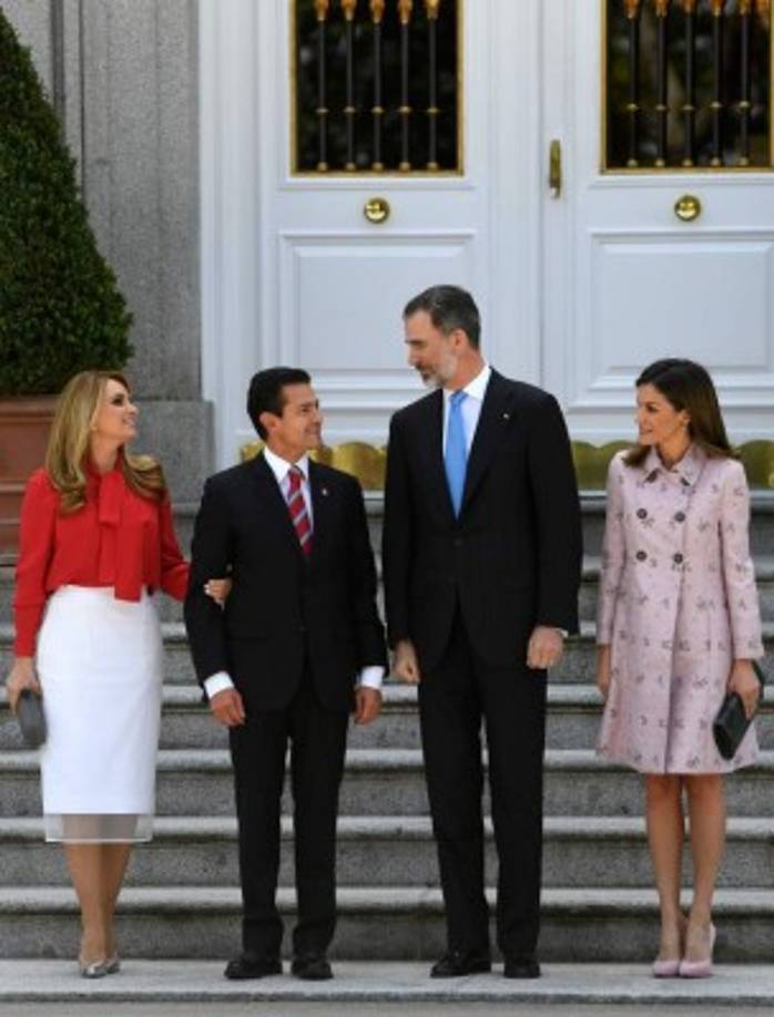 Para la ocasión, 'La Gaviota' optó por una falda lápiz color blanco y una llamativa blusa pussy bow en tono rojo intenso.