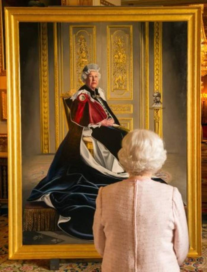 LONDRES. La reina frente a la reina. La reina Isabel II de Inglaterra frente a un retrato de ella misma, obra del artista Henry Ward.