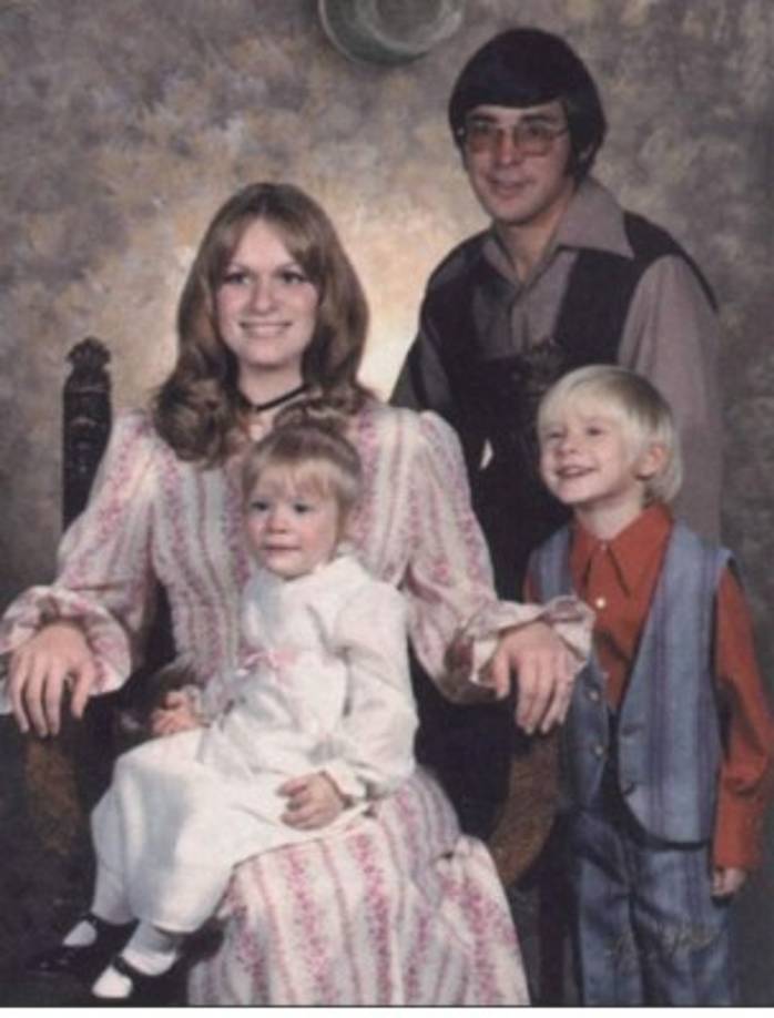 2- Cuando era un niño pequeño estaba convencido de que era un extraterrestre. Recordando, dijo: 'Siempre solía pensar que mi madre me adoptó porque me encontró después de que una nave espacial me dejó en otro tiempo o en otro planeta. Todas las noches solía hablar con mis verdaderos padres en los cielos. Sabía que había miles de otros bebés alienígenas abandonados que estaban por todos lados y había conocido a algunos de ellos. Es algo con lo que siempre me gustaría jugar en mi mente ... fue muy divertido pretender que hay alguna razón especial para estar aquí '.