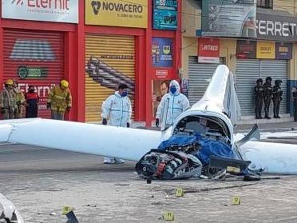 Dos pilotos de la Fuerza Aérea (FAE) murieron al estrellarse la avioneta de instrucción en la que viajaban.