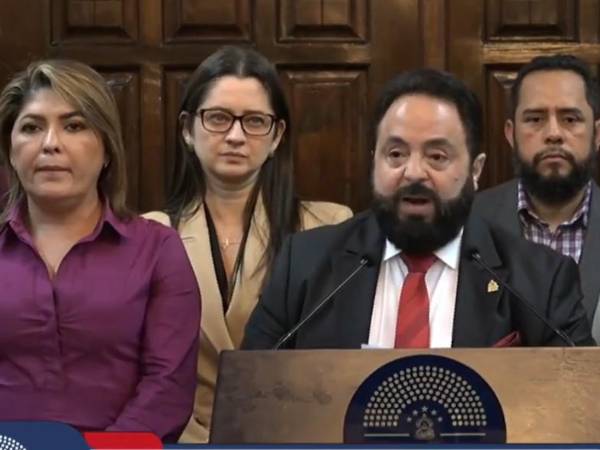 Comisión Permenante del Congreso Nacional encabezada por el diputado Luis Redondo.