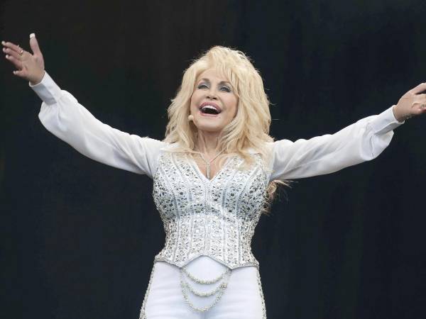 <b>Dolly Parton</b> es una icónica cantante, compositora, actriz y filántropa estadounidense, considerada una de las figuras más importantes e influyentes en la historia de la música country.