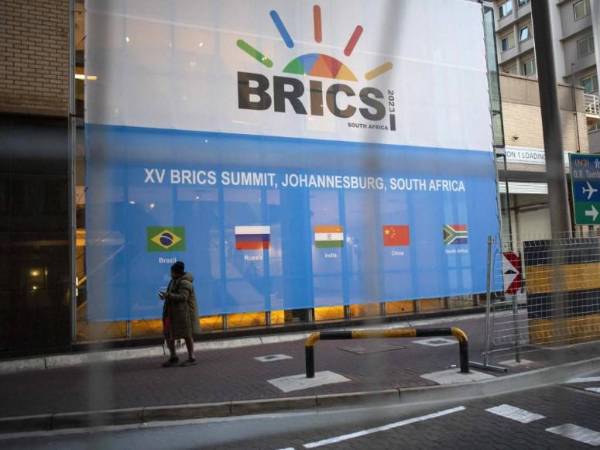 Cartel de la cumbre de los BRICS en Sudáfrica. KIM LUDBROOK / EFE