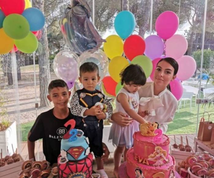 Mateo y Eva, nacidos mediante madre sustituta, tuvieron un cumpleaños temático; de superhéroes para el pequeño y de princesas para la nena.