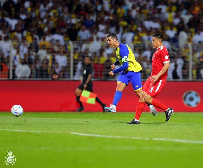 Derechazo inatajable y el balón se fue entre las piernas del portero del Al Wehda para el segundo gol de Cristiano en el partido.