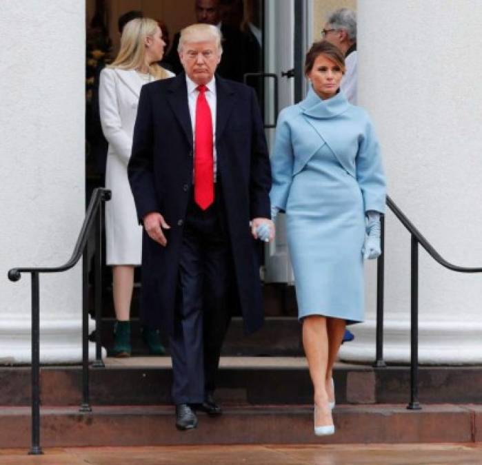 Para el gran día de Trump, Melania lució un elegante vestido celeste del emblemático diseñador de modas Ralph Lauren, con el que revivió el famoso estilo de Jacqueline Kennedy.