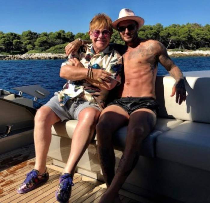 David y Victoria Beckham son una de los matrimonios más icónicos del momento disfrutaron unos días de vacaciones en Costa Azul ubicada en la Ribera Francesa, donde se reencontraron el músico británico Elton John. Los Beckham compartieron el reencuentro con sus millones de seguidores en sus respectivas cuentas de Instagram.