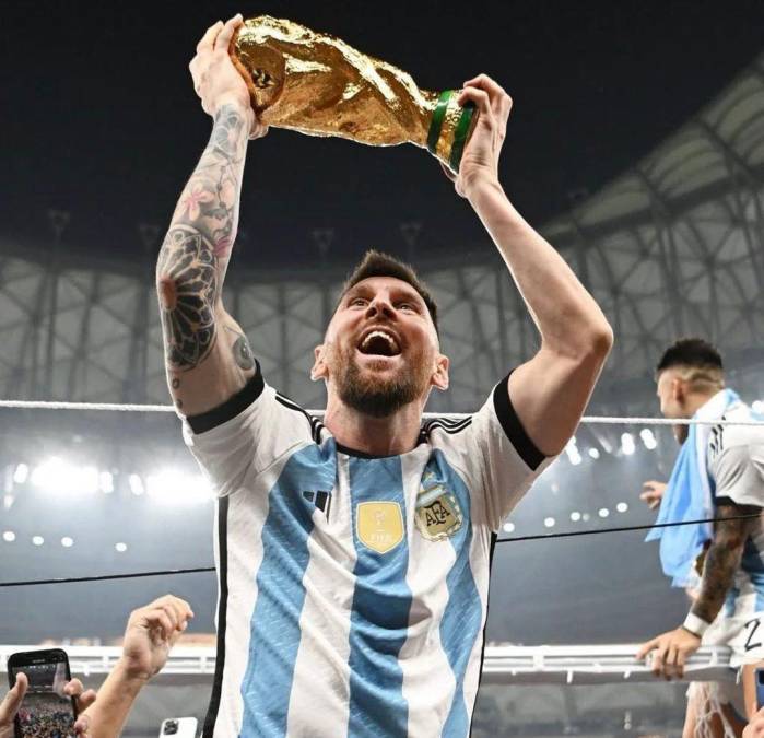 Esta es la imagen que más han buscado recrear los hinchas de Messi, su ídolo levantando la Copa del Mundo en Qatar.