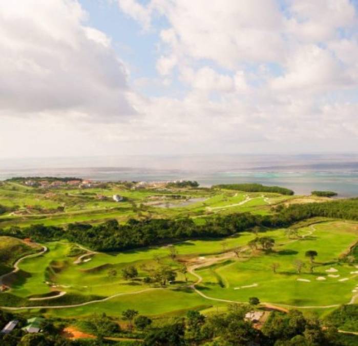 El hotel ubicado en Pristine Bay, es el único complejo de la Isla con un campo de golf (The Black Pearl).