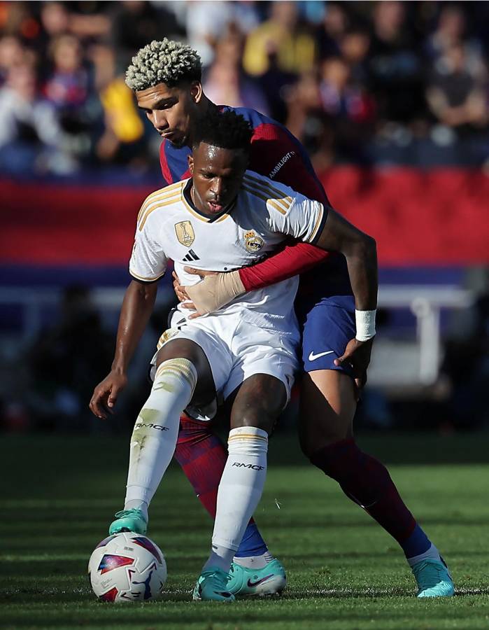 Ronald Araújo tuvo la difícil tarea de marcar a Vinicius en el Clásico entre Barcelona y Real Madrid.