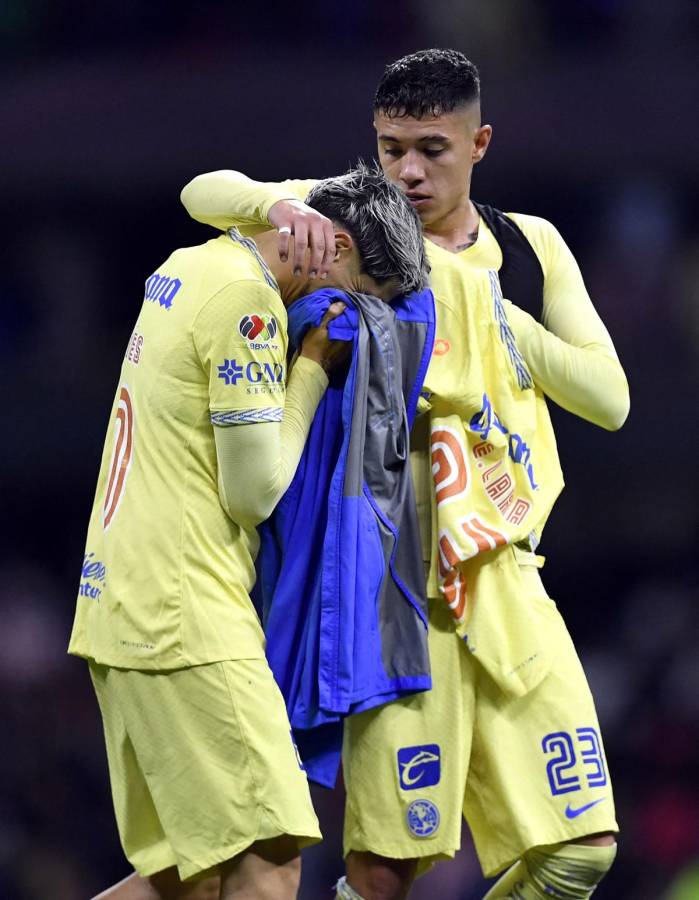 Emilio Lara consolando a su compañero Diego Váldes, quien rompió el llanto por la eliminación del América.