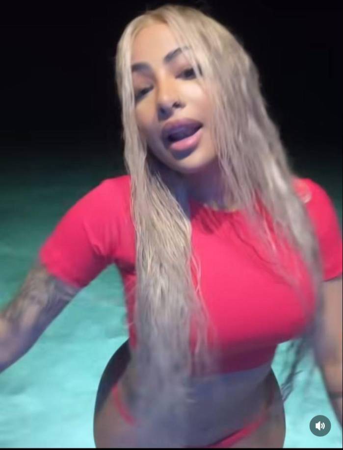 En el video se observa a Yailin bailando con un diminuto bikini color rosa. 