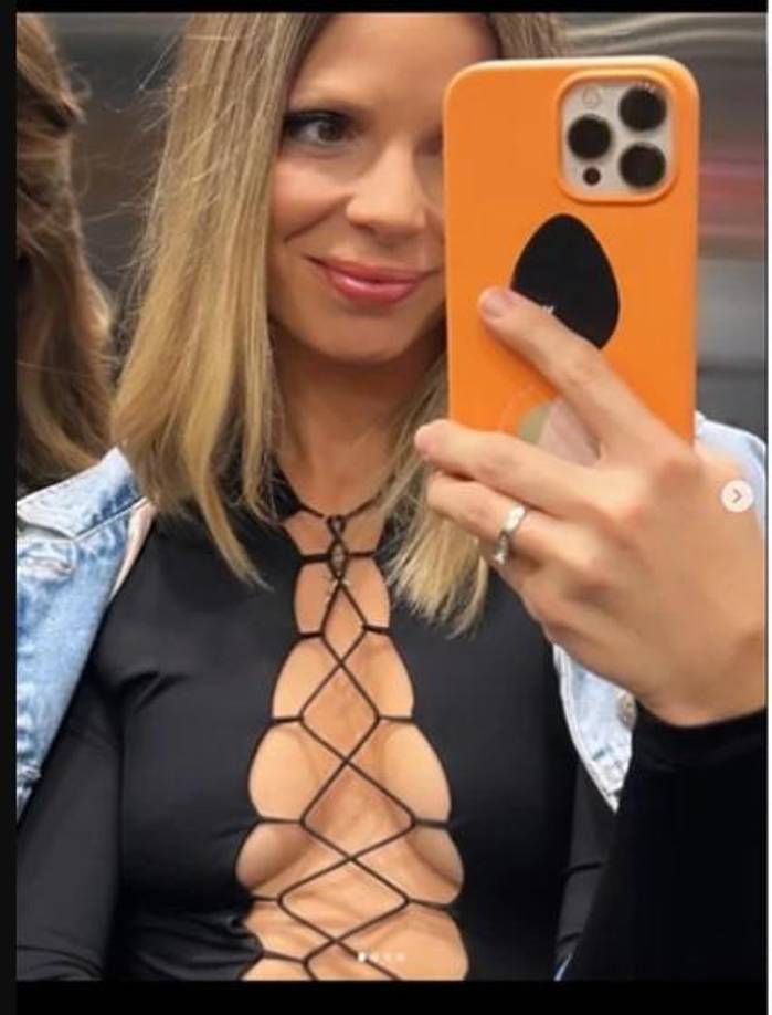 Piqué, que también tenía una relación de un año con la actriz española Nuria Tomas, también terminó su relación.